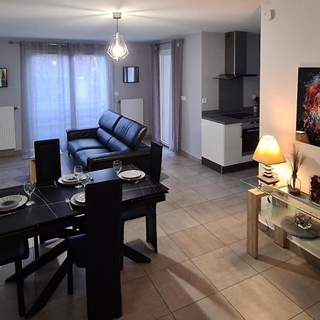 Appartement De Standing Au Centre De Chassieu Bagian luar foto
